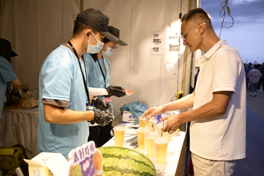 乐迷在挑选饮品。王英学摄