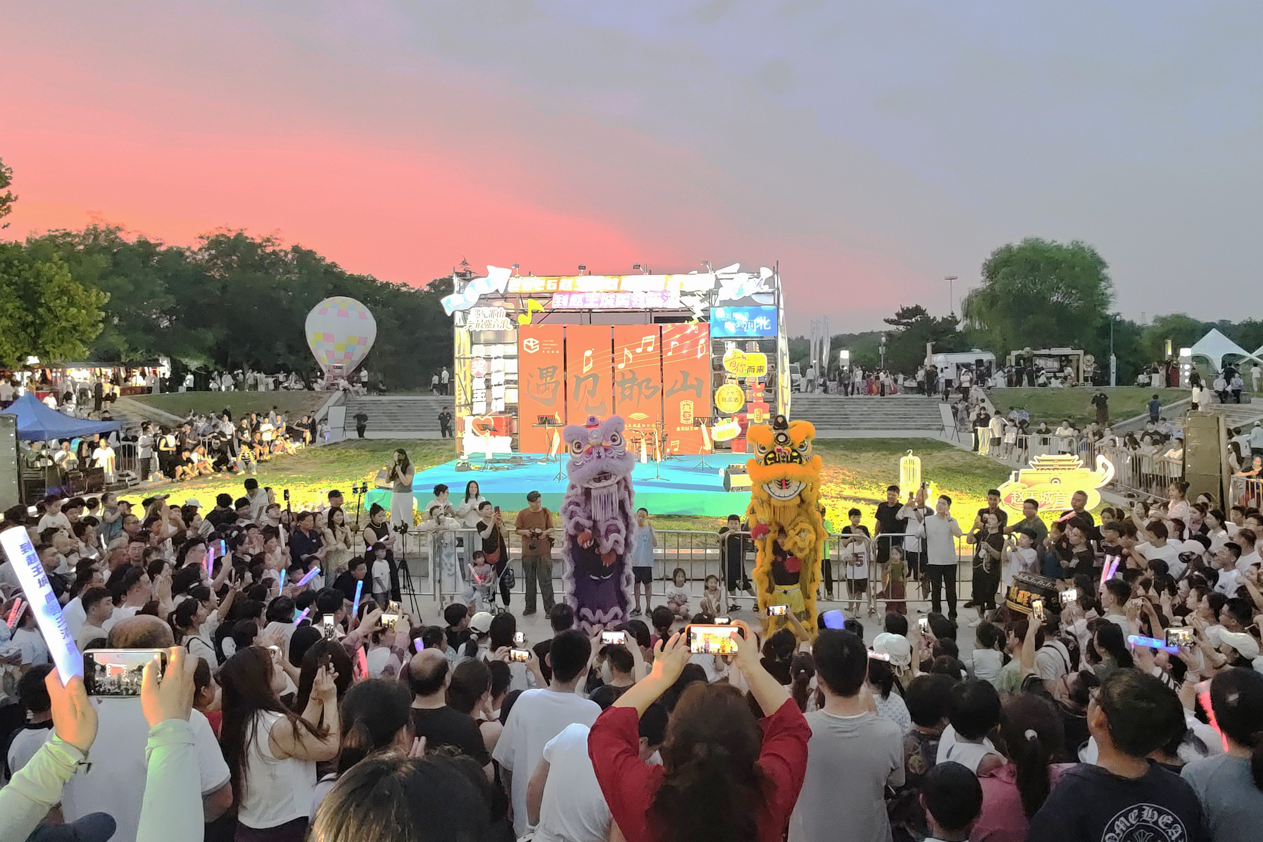 在趙王城音樂季上，市民游客正在欣賞舞獅表演。薛萬濤攝