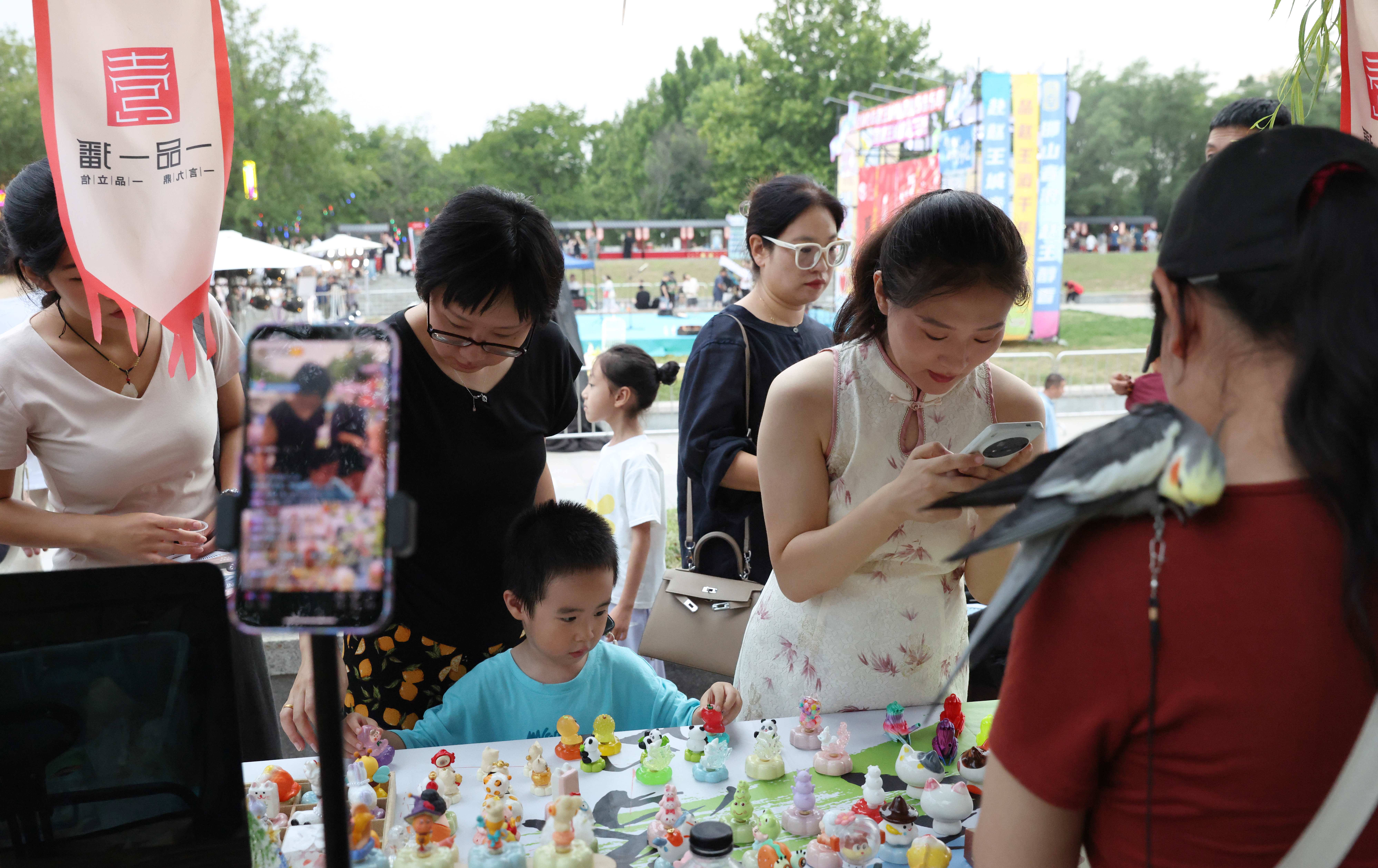 音樂季市集上，商戶在直播音樂季場景和攤位上的創意擺件產品。王志宏攝