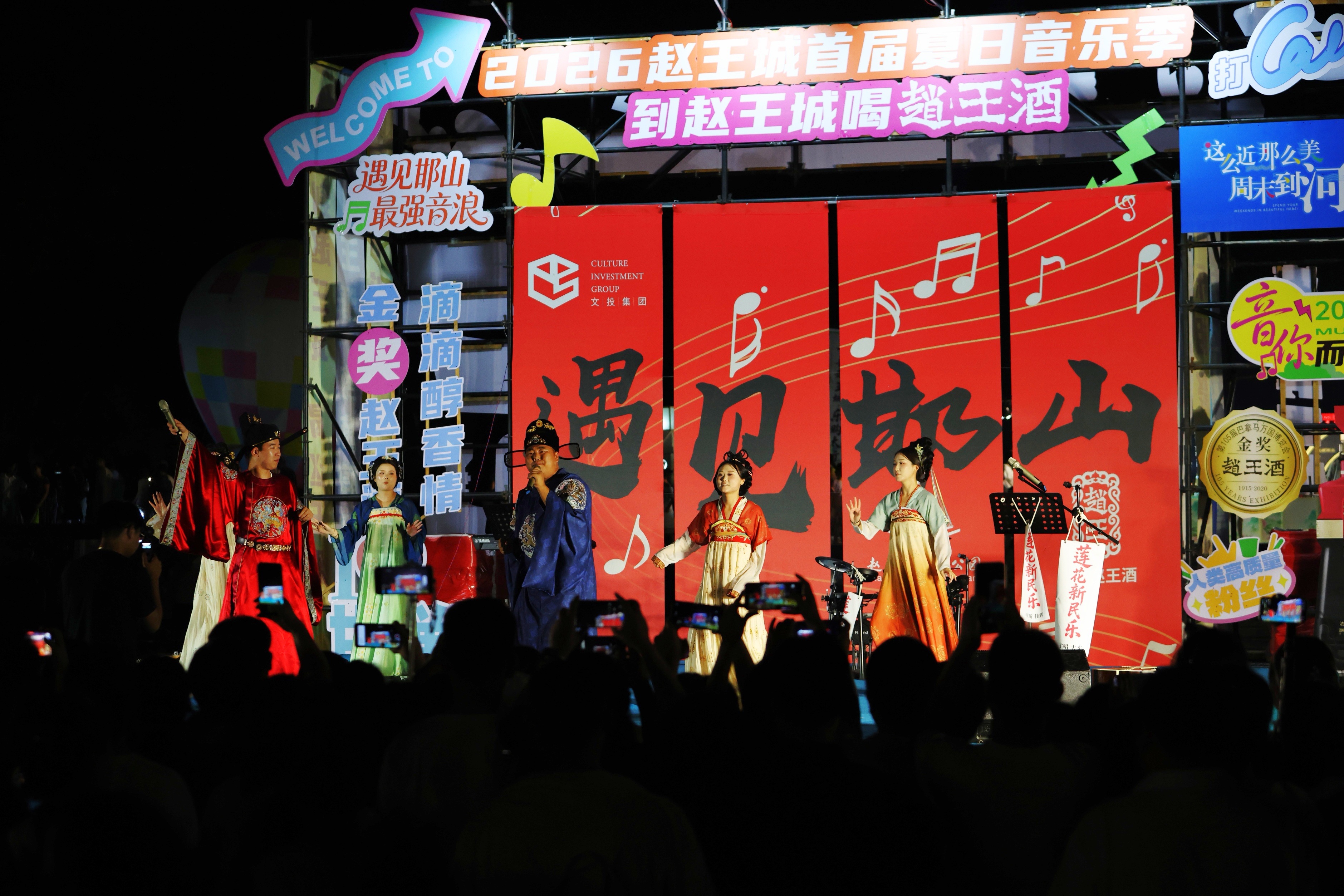 網絡紅人正在表演並推薦“邯山仙桃”。王志宏攝