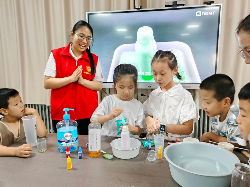 近日，隆堯縣隆平社區黨員志願者在“四點半課堂”活動中組織青少年開展趣味科學實驗活動。和麗娟攝