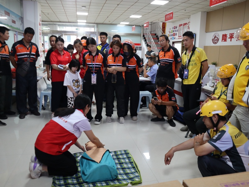 近日，隆堯縣隆平社區組織紅十字會黨員志願者面向外賣騎手開展應急救護培訓，實操教學海姆立克急救法。王繼瑩攝