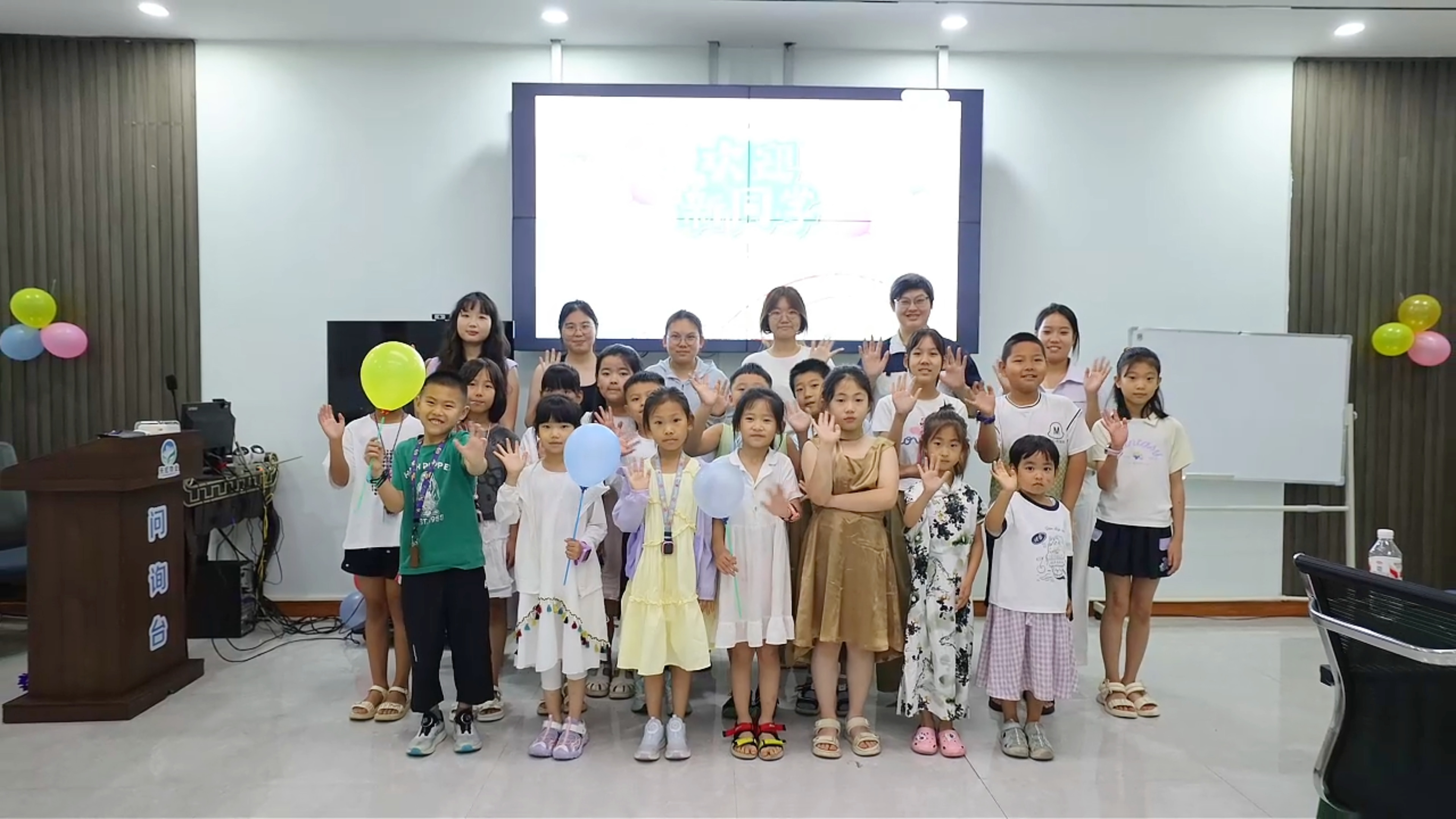 7月20日，“返家鄉”大學生與參加夏日課堂的孩子們合影。曹佳娣攝