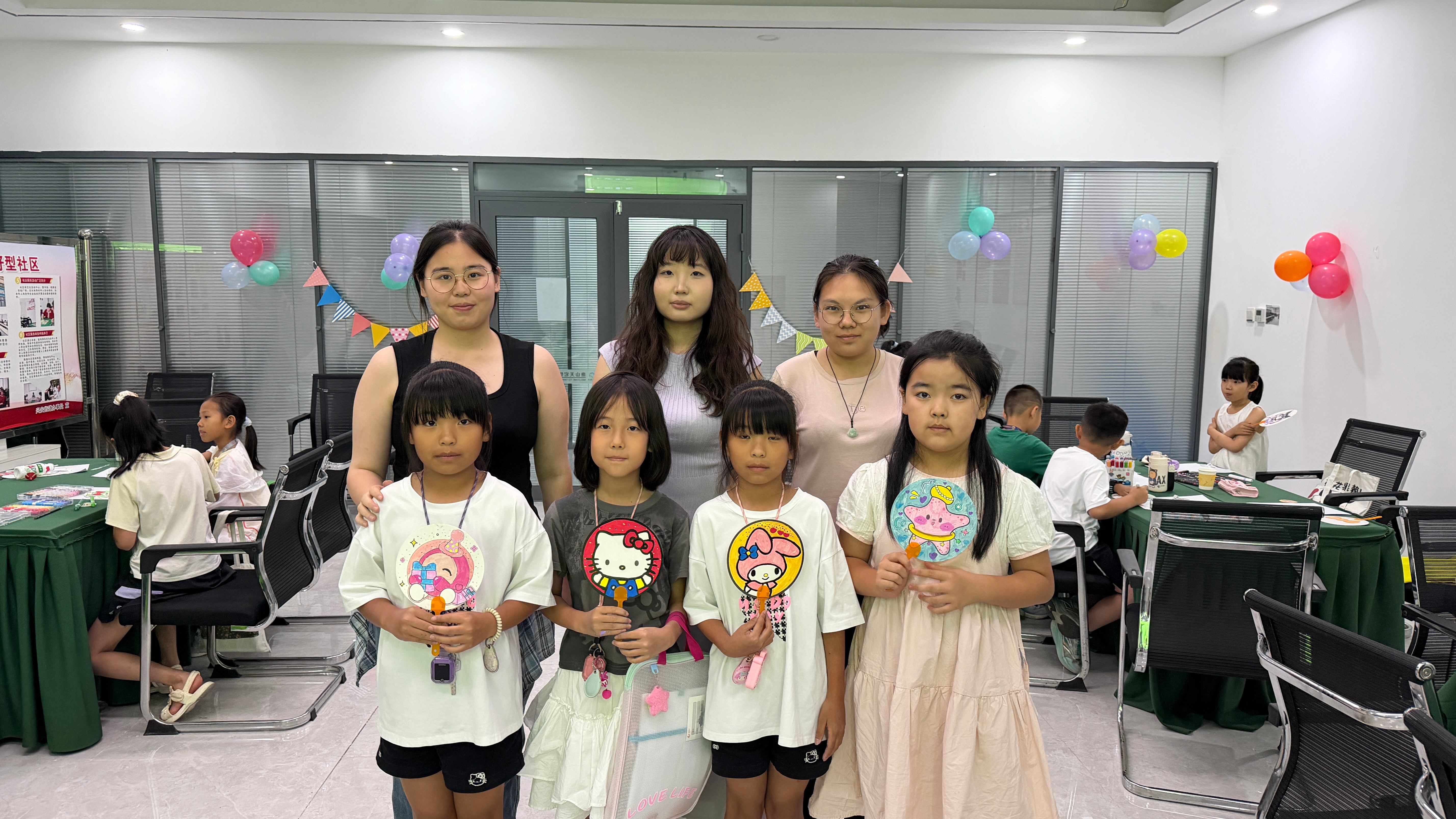 參加夏日課堂的“返家鄉”大學生和孩子們展示制作的團扇。曹佳娣攝