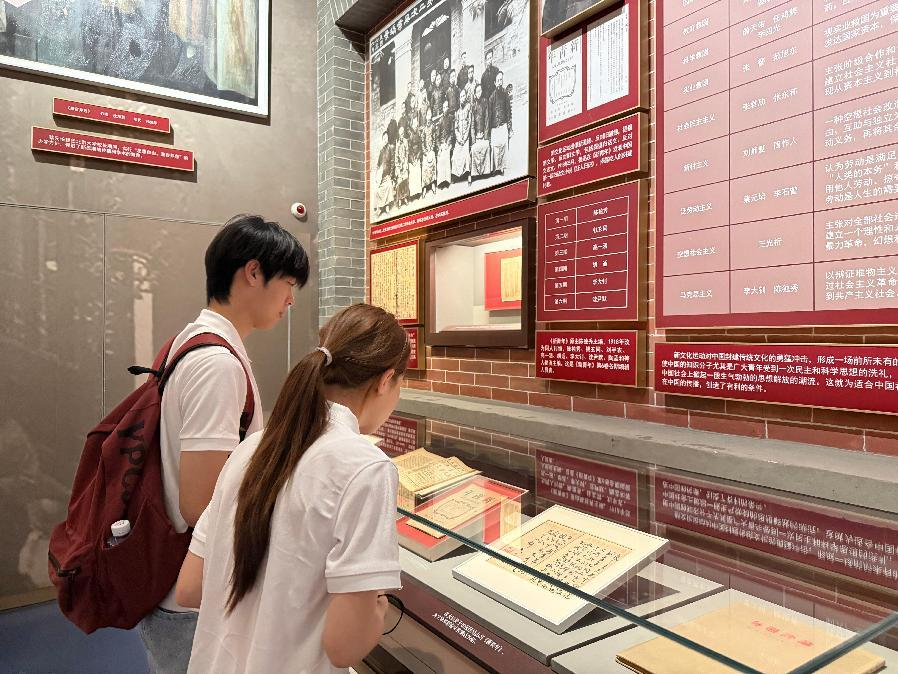 隊員們觀看展覽館內容。河北傳媒學院供圖