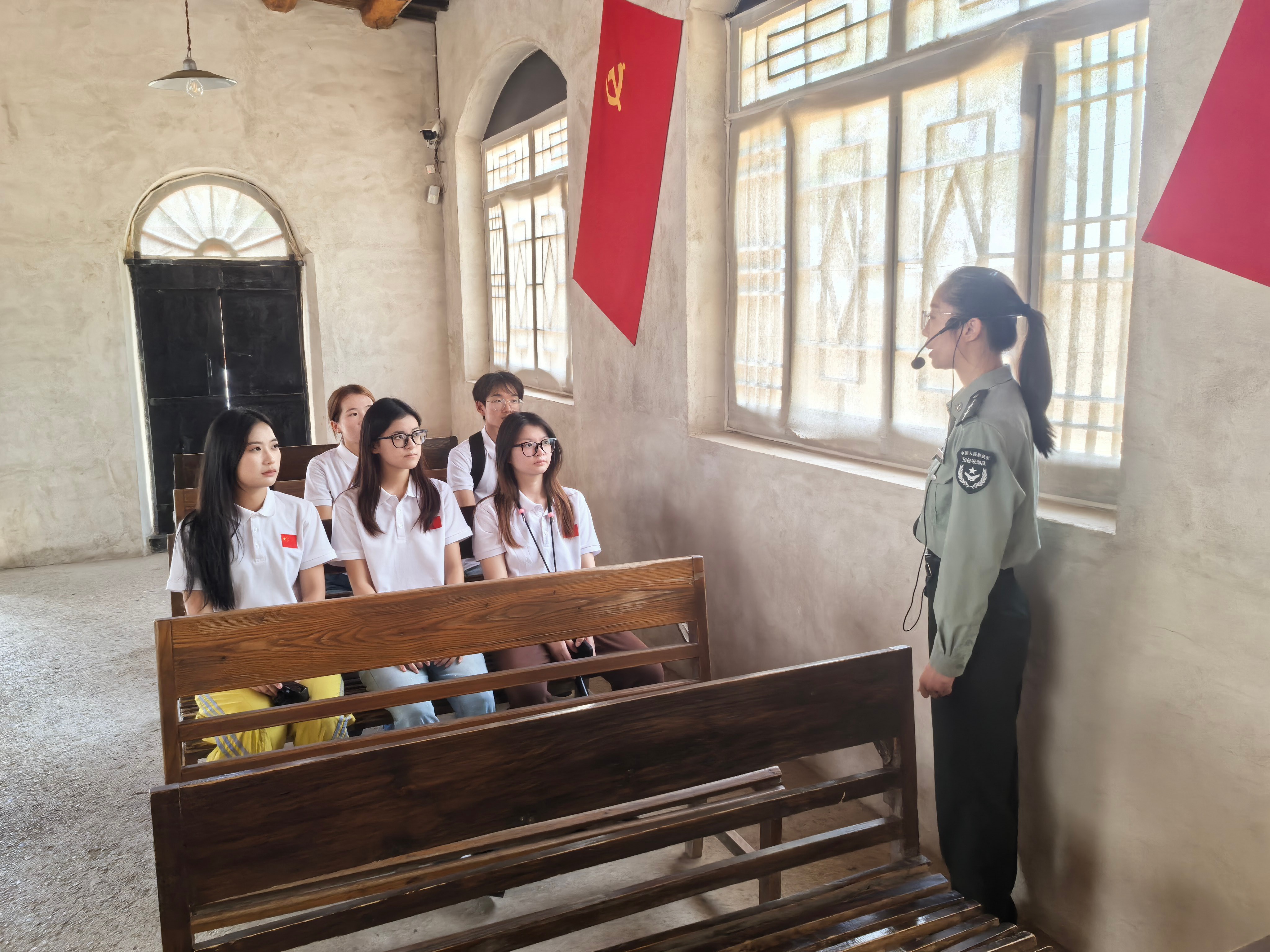 隊員們在七屆二中全會舊址中學習。河北傳媒學院供圖