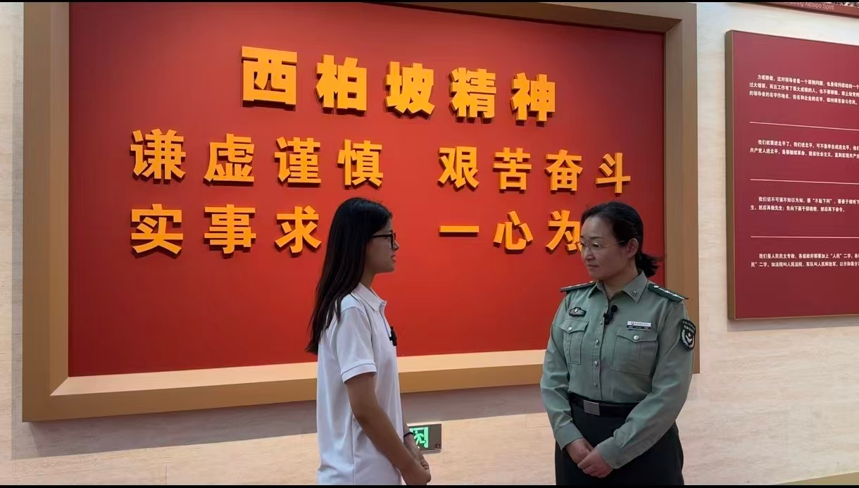 隊員在紀念館內採訪講解員。河北傳媒學院供圖