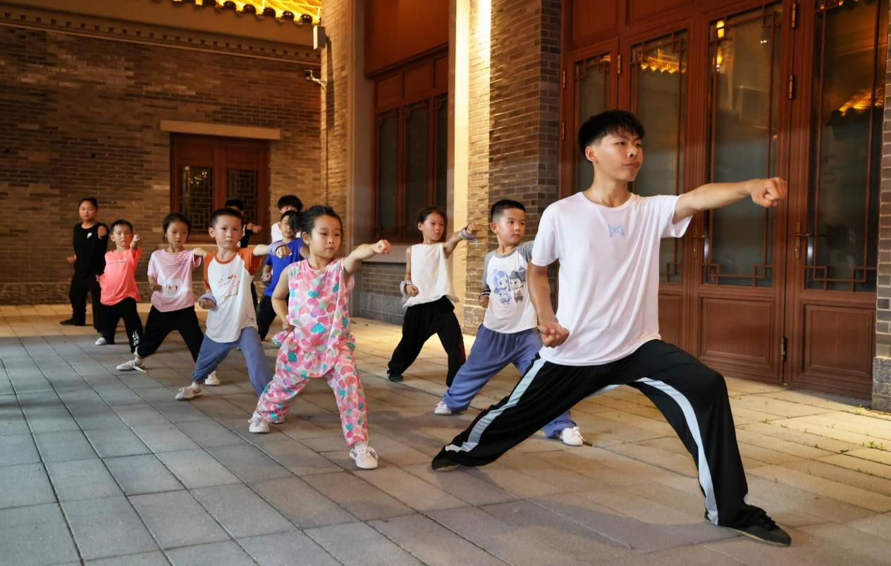 “武术小院”的孩子们在习练武术。杨洋摄