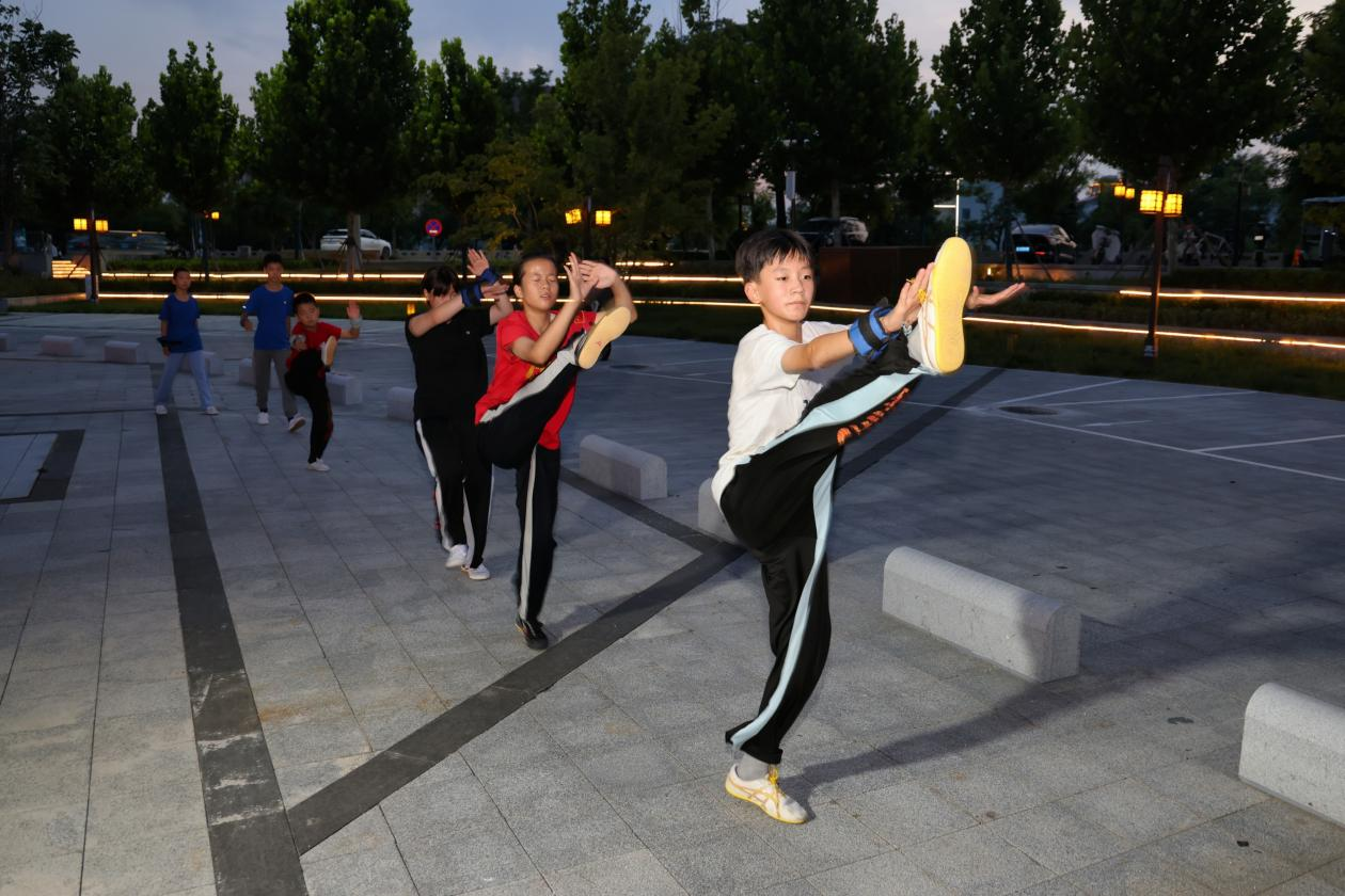 “武术小院”的孩子们在习练武术。杨洋摄