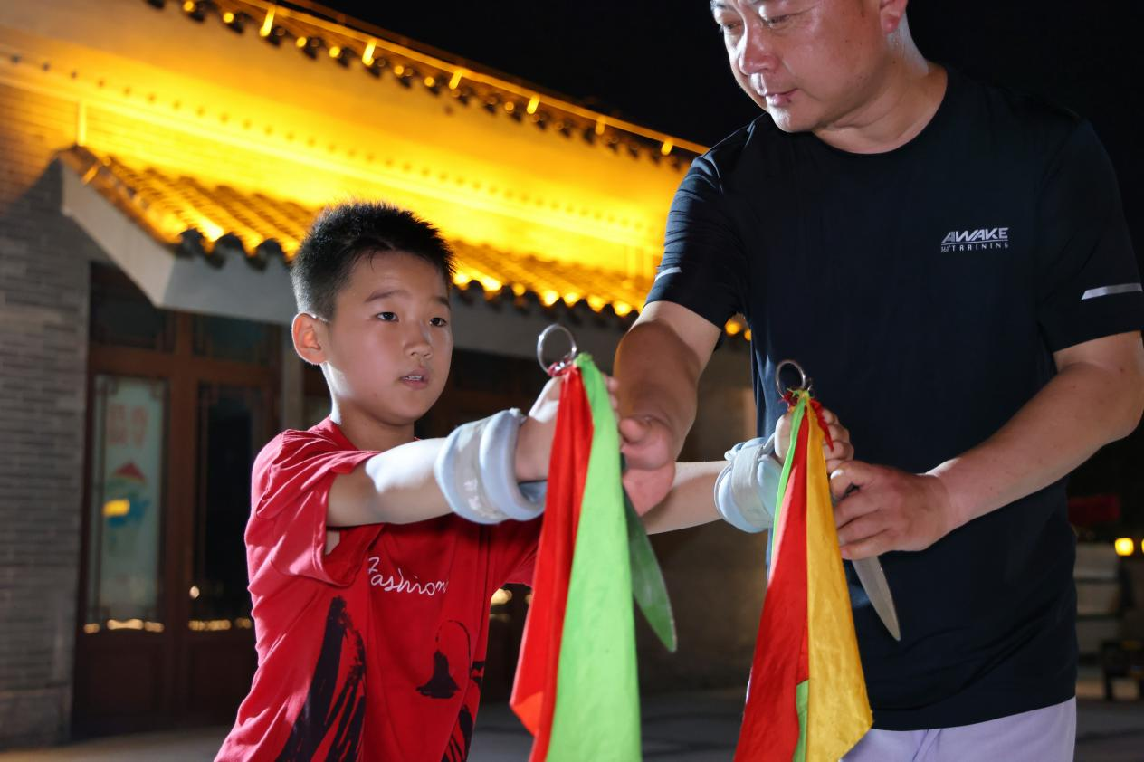 师傅张旭增正在为孩子们指导动作要领。杨洋摄