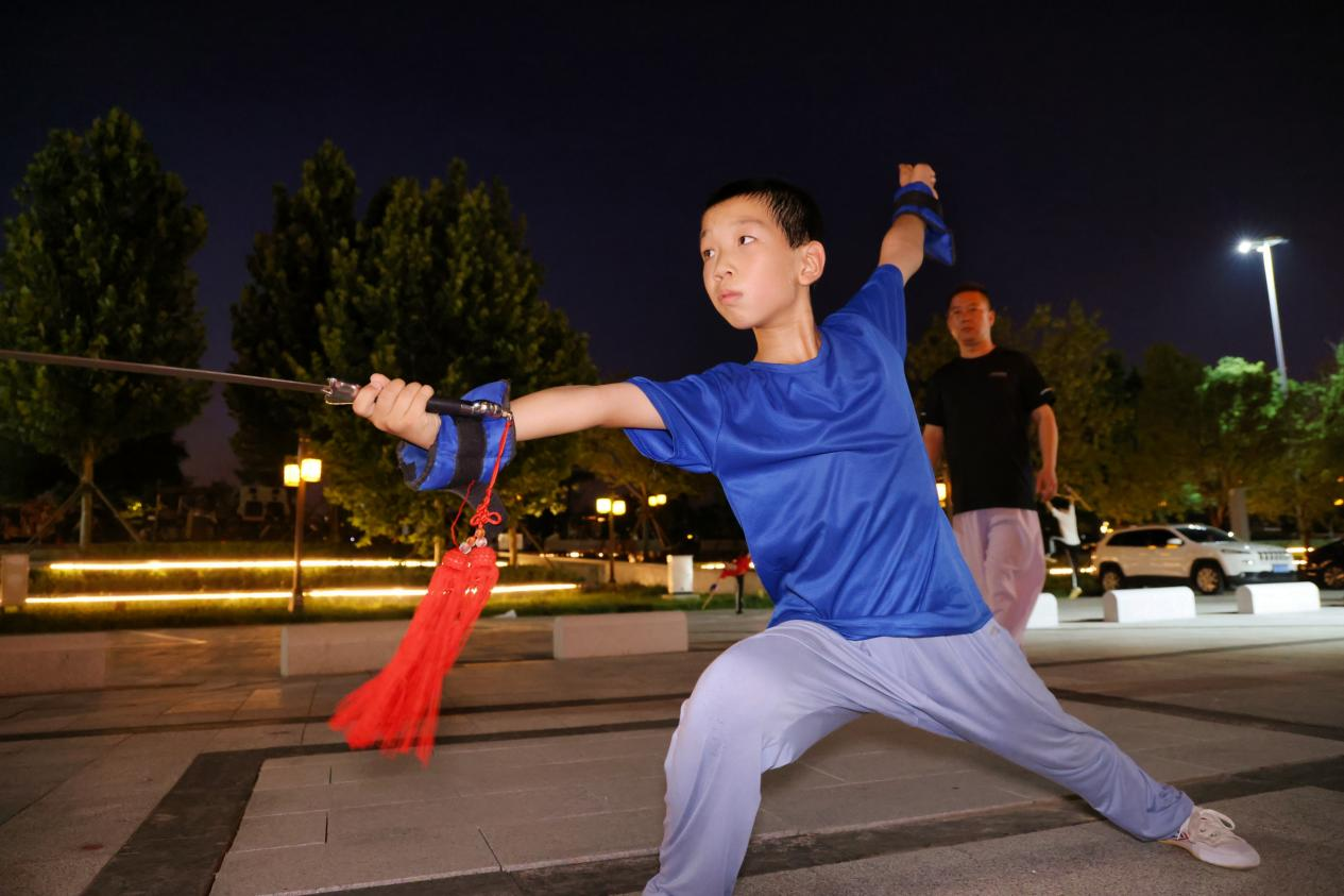 孩子们的武术表演吸引游客驻足欣赏。杨洋摄