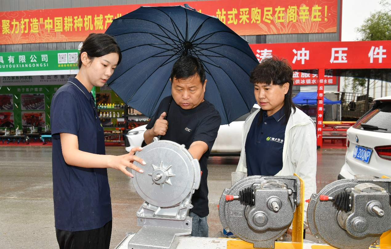 7月17日，客商在阁辛庄村农机具推介活动中了解产品情况。苑立伟摄
