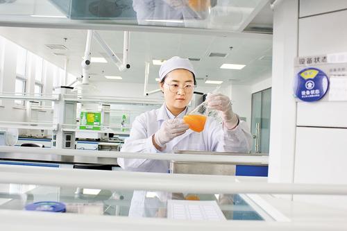 7月20日，金木集團質量專員對產品原料進行嚴格把關。本報記者 周聰聰攝