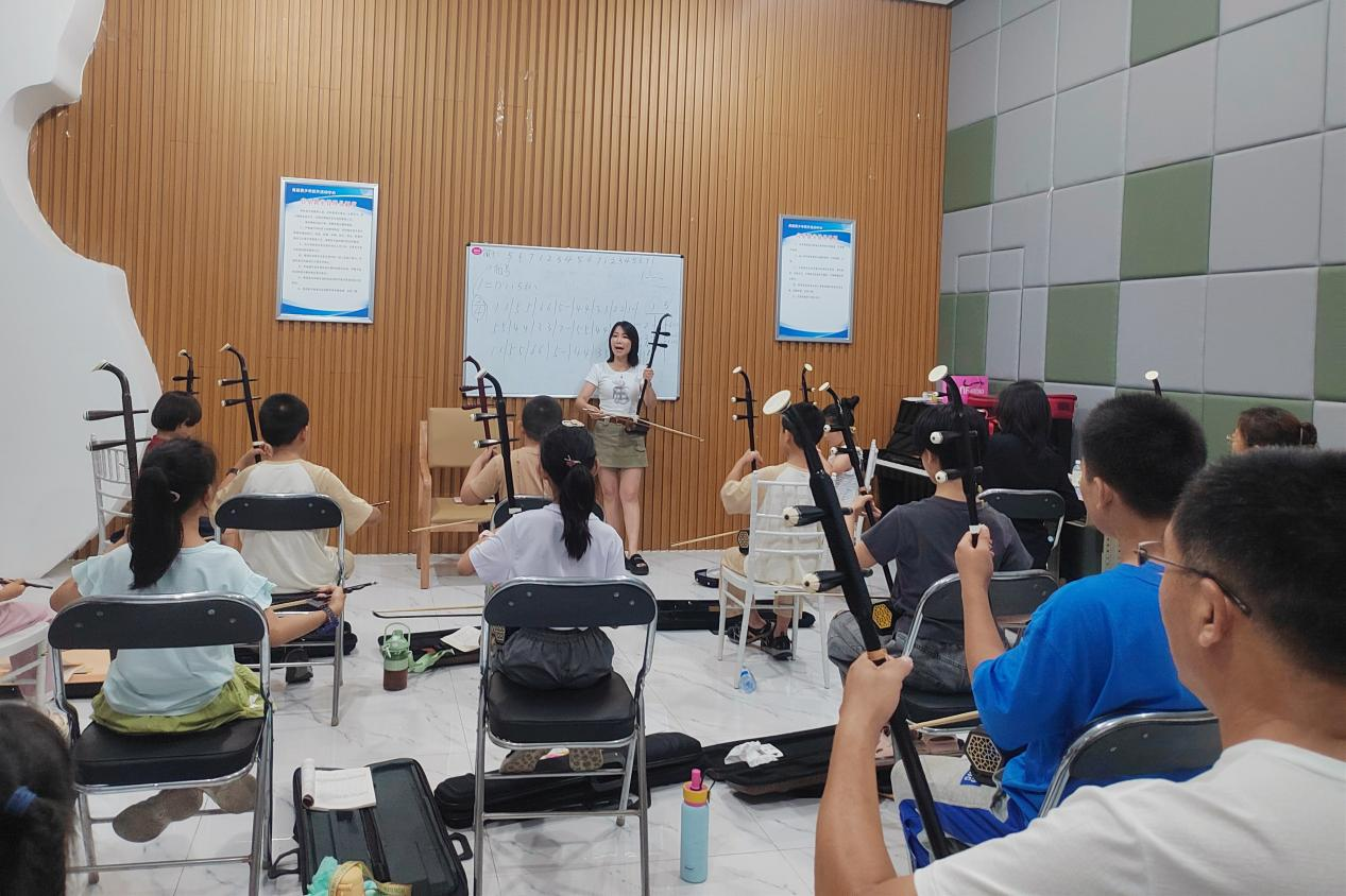 二胡老師教孩子們演奏知識。楊金艷攝