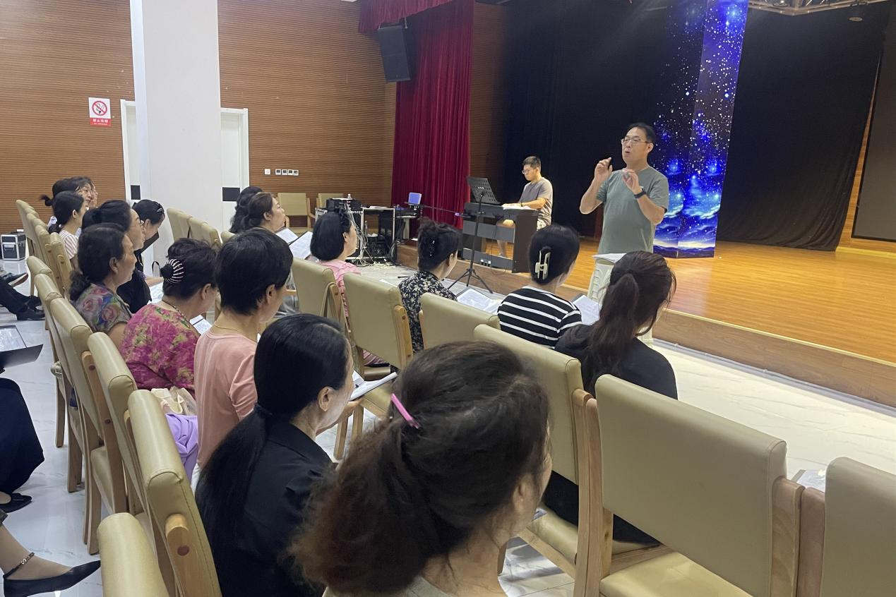 聲樂老師帶學員開嗓練聲，課堂歌聲飛揚。楊金艷攝