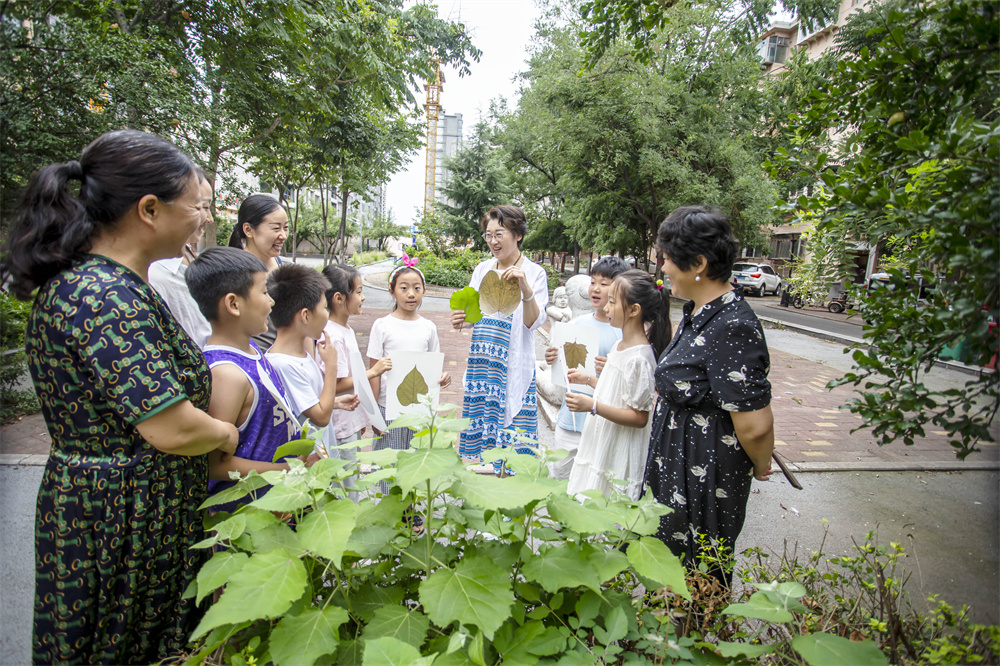 孩子们学习树叶画创作技巧。聂长青摄