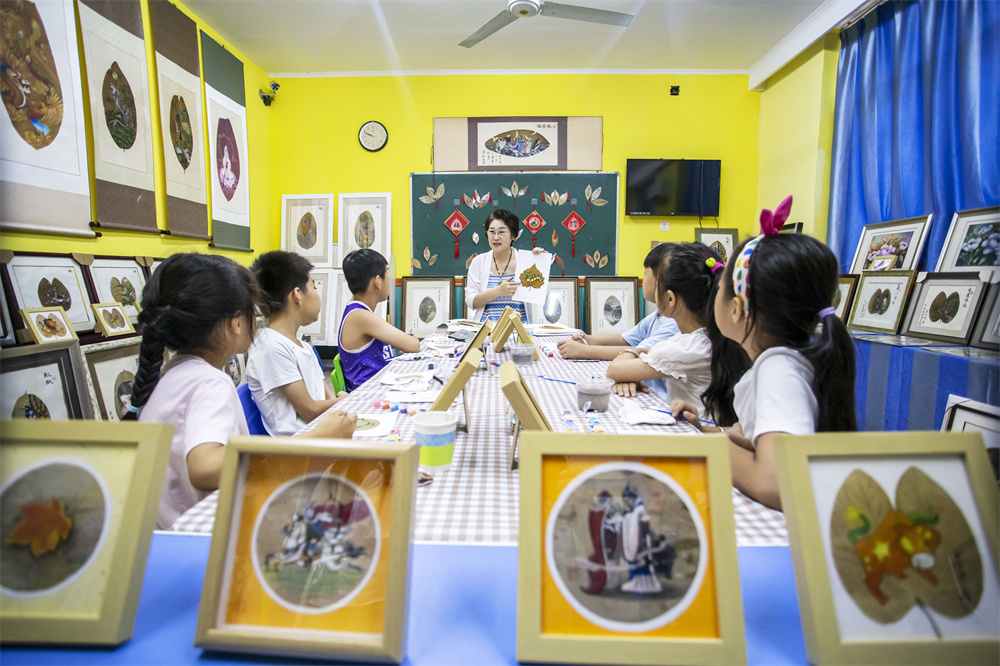 孩子们学习树叶画的创作技巧。聂长青摄