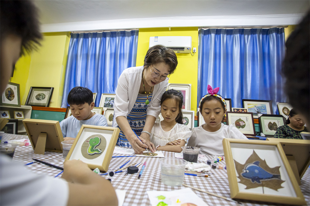孩子们学习树叶画的创作技巧。聂长青摄