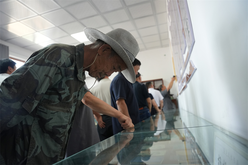 7月21日,河北省邢台市隆堯縣大張家庄鄉楊家窯村,村民正在觀覽文學館內展出的作品。王雪攝