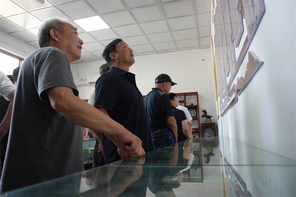 7月21日，河北省邢台市隆堯縣大張家庄鄉楊家窯村，村民正在觀覽文學館內展出的作品。王雪攝