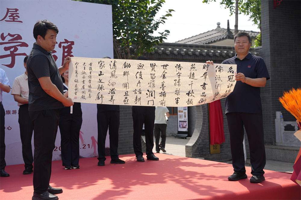 7月21日，河北省邢台市隆堯縣大張家庄鄉楊家窯村，書畫名家向文學館贈送書畫作品。王雪攝