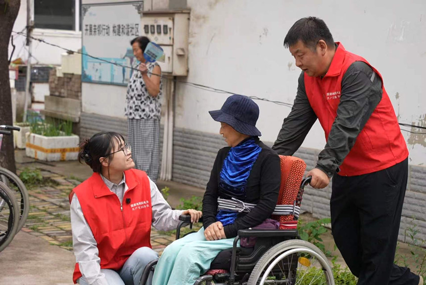 国网唐山供电公司共产党员服务队和康复村老人在一起。赵双双摄