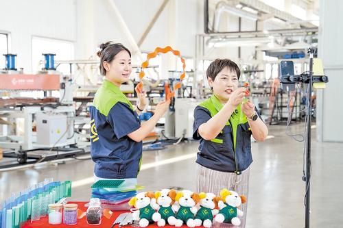 近日，河北優尼科塑膠制造有限公司員工在生產車間直播銷售產品。 位於定州市的優尼科公司，專注於PC板材整體解決方案。自2016年成立起，便重點開拓國際市場，主要通過電子商務拓展銷售渠道。本報記者 許佳奇攝