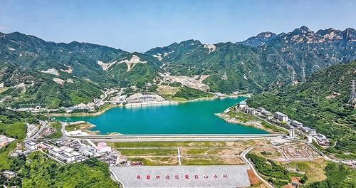 總裝機容量120萬千瓦的國網新源河北易縣抽水蓄能電站，計劃2026年年底前實現全面投產發電。圖為易縣抽蓄電站下水庫。本報記者 許佳奇攝
