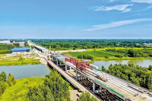 7月27日，廊涿高速改擴建項目全面轉入橋面主體施工新階段。圖為近日拍攝的蘭溝窪特大橋施工現場。本報記者 許佳奇攝