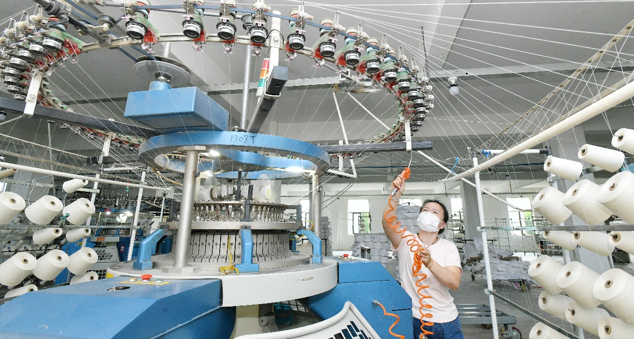 7月23日，工人在肃宁县一家针纺企业生产车间工作。苑立伟摄