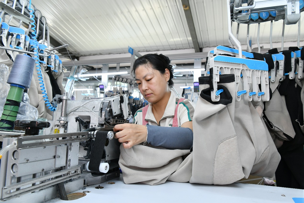 7月23日，工人在肃宁县一家针纺服装企业制衣车间工作。苑立伟摄