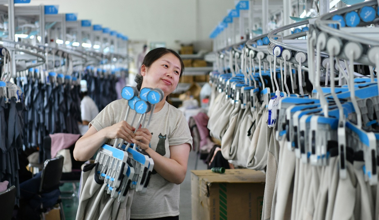 7月23日，工人在肃宁县一家针纺服装企业制衣车间工作。苑立伟摄