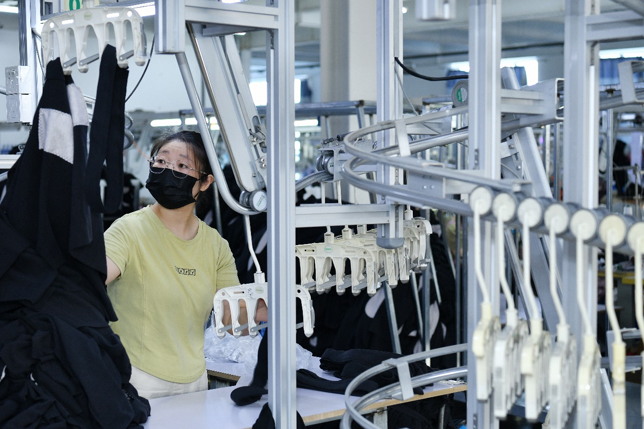 7月23日，工人在肃宁县一家针纺服装企业制衣车间工作。苑立伟摄