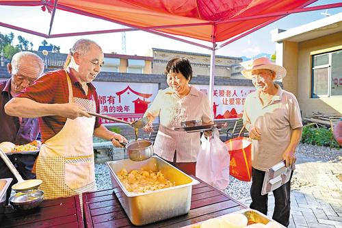 7月29日，村民在顧家台村共享食堂打飯。 本報記者 張 昊攝
