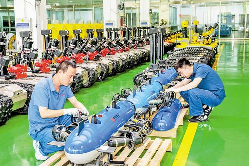 7月29日，中信重工開誠智能裝備有限公司，技術人員在檢測特種機器人設備。近年來，唐山市持續推進共享智造，搭建科技創新平台，機器人產業集群不斷壯大。本報記者 趙 杰攝