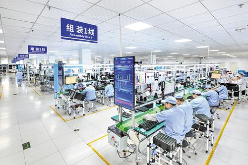河北初光深耕新能源汽車產業發展方向,與理想、小米、小鵬等新能源車企建立了深度合作。圖為近日該公司工人在組裝汽車電子部件。本報記者 田明攝