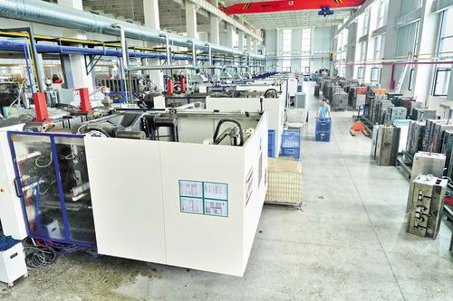 圍繞“共造一輛車”,京津冀三地共建京津冀智能網聯新能源汽車科技生態港,鈺順汽車去年入駐生態港廊坊園區。圖為近日該公司員工在生產車間作業。本報記者 王偉攝