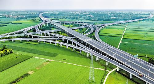 交通，织就京津冀协同发展强健“骨架”。图为7月29日拍摄的荣乌高速新线泗庄枢纽互通高架桥。 本报记者 田明摄