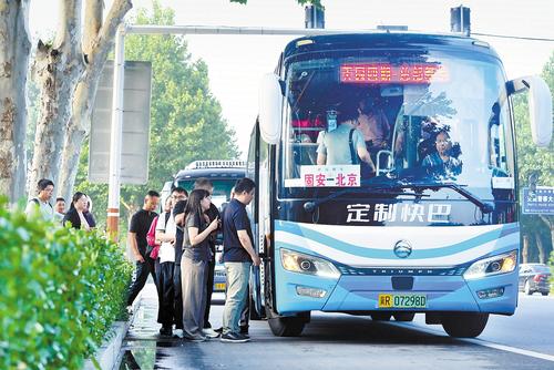 京津冀持续优化跨省（市）定制快巴线路布局。图为乘客近日在固安县乘坐京冀定制快巴出行。本报记者 王伟摄