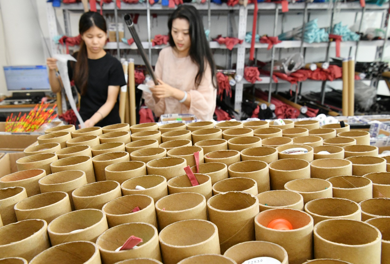 7月27日，工作人员在肃宁县科创中心打包鱼竿渔具。苑立伟摄