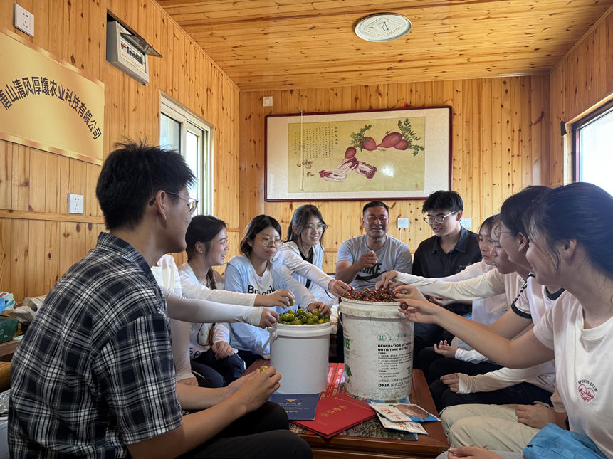 實踐團成員曹佳陸等向村民科普鹽鹼地相關知識。陳明媚攝