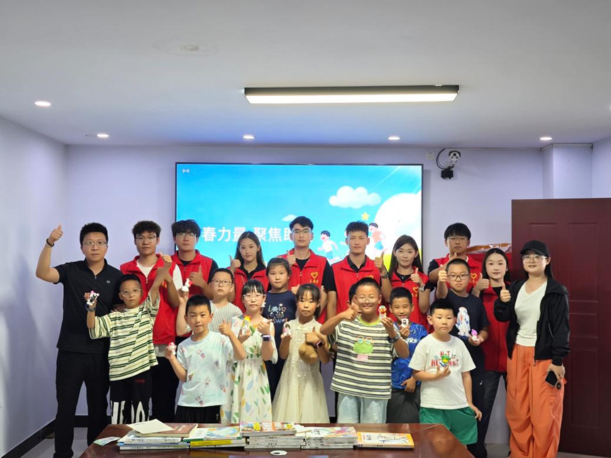 志願者在社區托管班與小朋友合影。李子晨攝