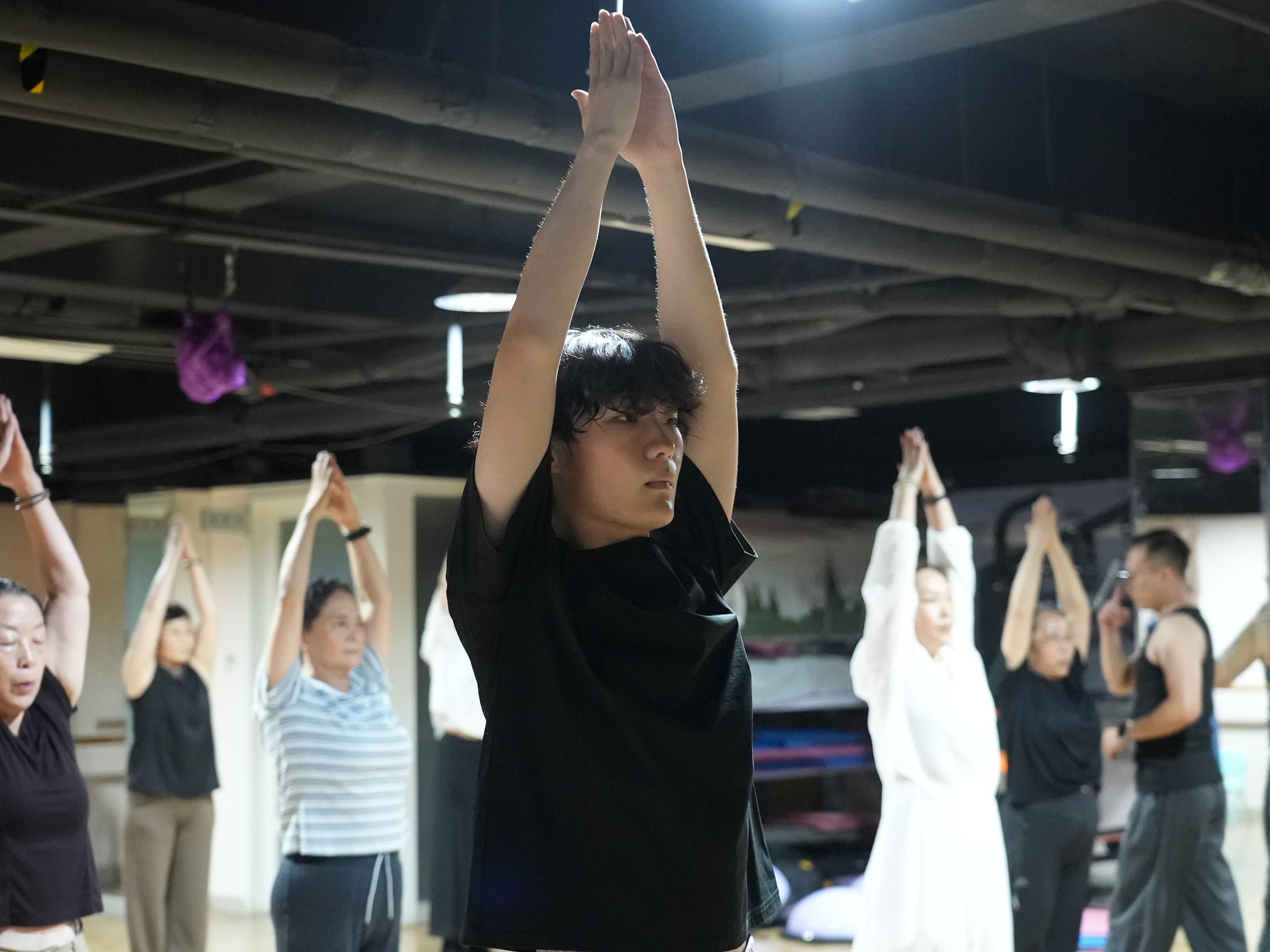 健身塑形課上，學員們在一呼一吸間塑造挺拔自信的精神面貌。李虹熹攝