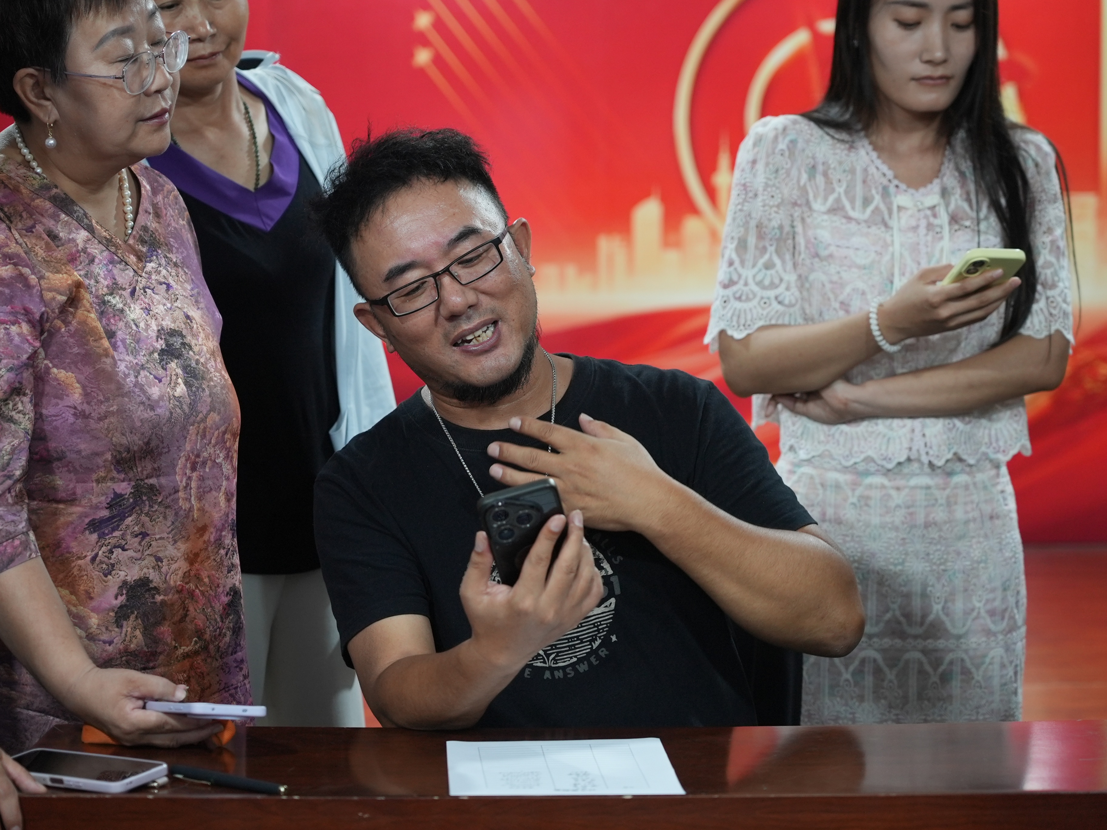 朗誦教室內，授課教師結合實例教授學員們誦讀技巧。李虹熹攝
