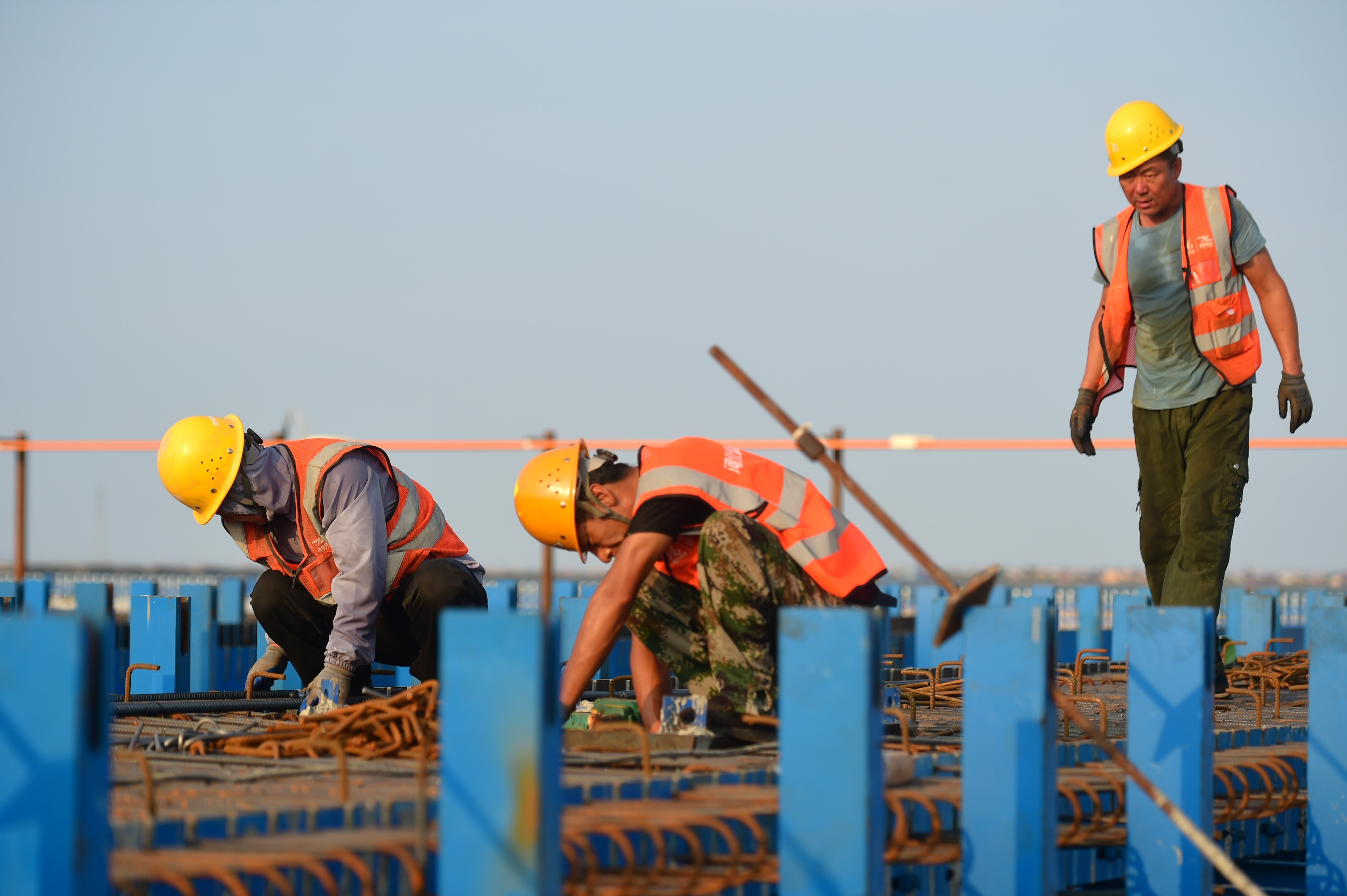 8月5日晚，工人在邯港高速公路沧州段二期工程桥梁预制场施工。傅新春摄