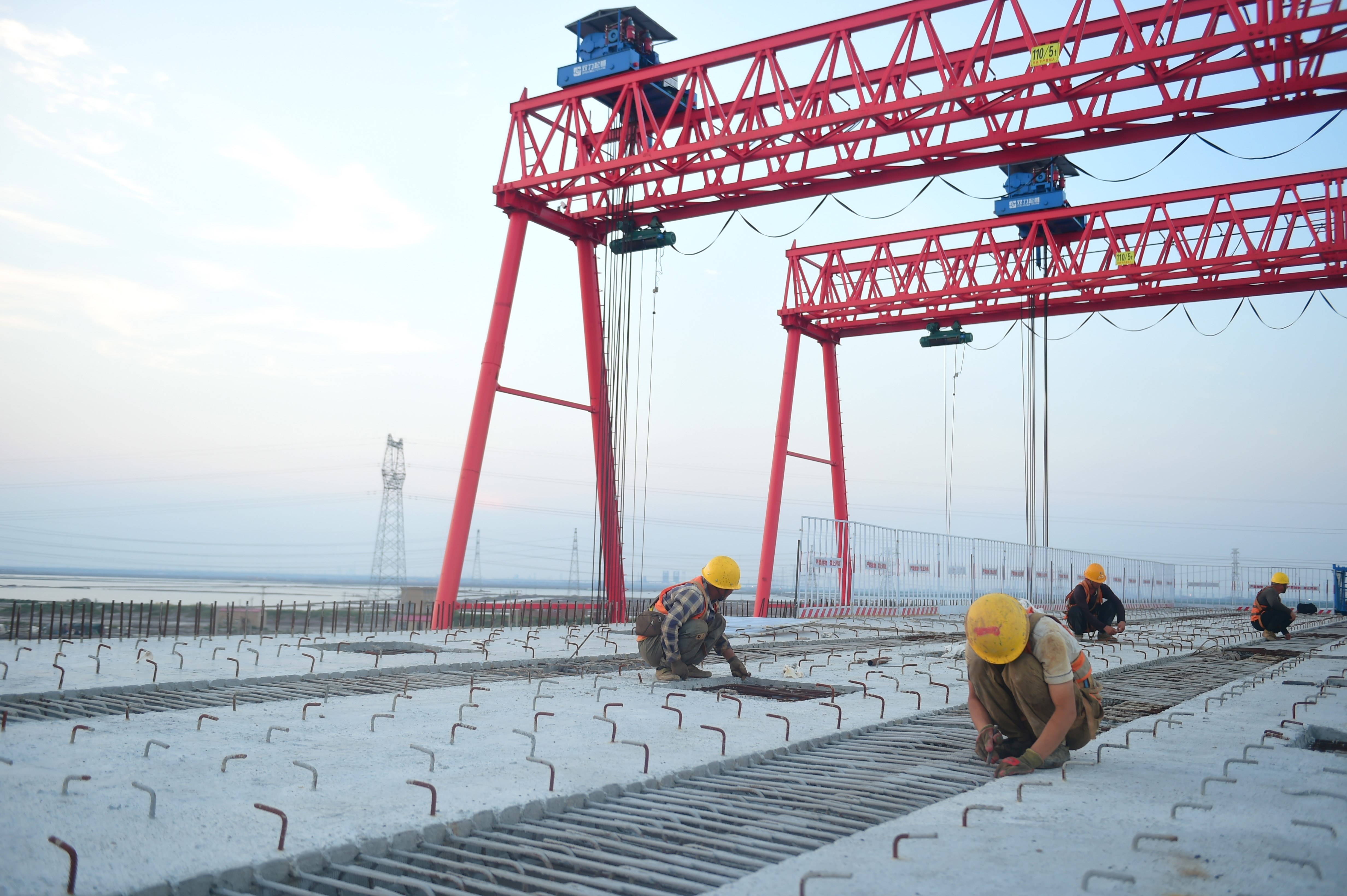 8月5日晚，工人在邯港高速公路沧州段二期工程盐场特大桥施工。傅新春摄