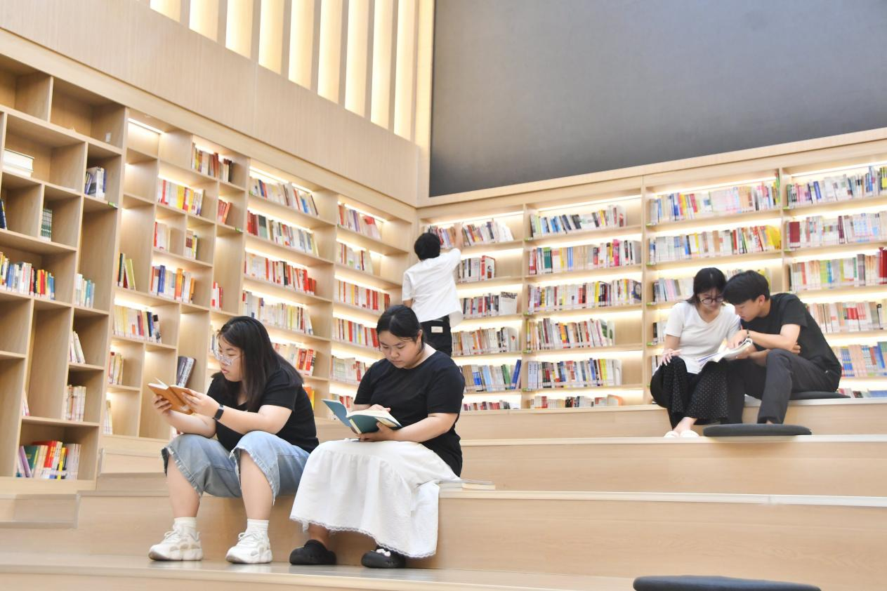 8月5日，在邯郸市永年区图书馆，读者正在阅读。程名摄