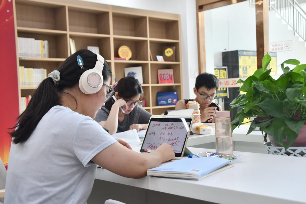 8月5日，在邯郸市永年区图书馆，读者正在自习。程名摄