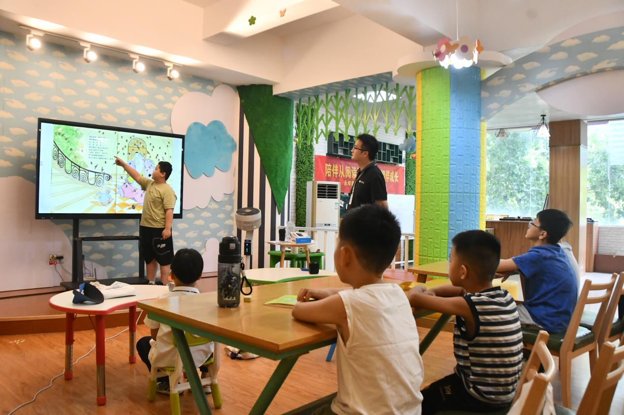 8月5日，在邯郸市永年区新华书店，儿童正在讲读绘本。程名摄