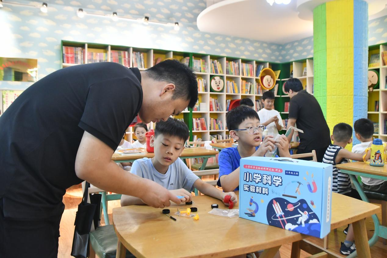 8月5日，在邯郸市永年区新华书店，正在进行科学手工活动。程名摄